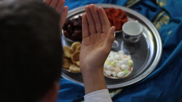 Рамадан Ифтар Человек Молится Мусульмане Соблюдают Пост — стоковое видео