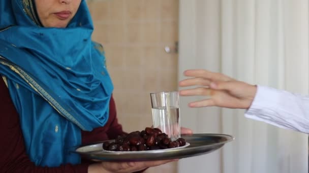 Время Розы Рамадан Муж Жена Стакан Воды Спелые Финики Пища — стоковое видео