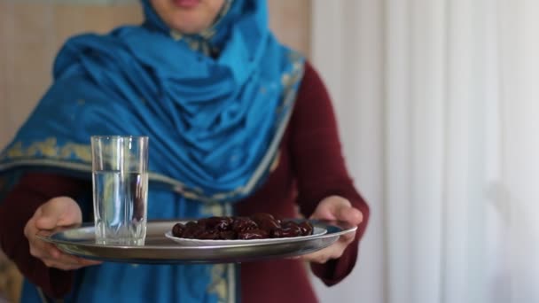 戴头巾的穆斯林妇女 副手斋月时间 传统上 人们应该与水一起吃枣 — 图库视频影像