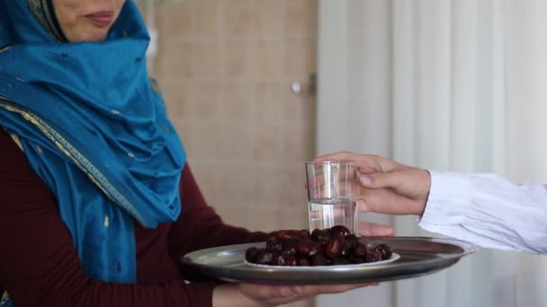 Мусульманская Семья Муж Жена Пост Прерывается Пиршеством Ночью Называемым Ифтар — стоковое видео
