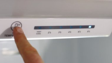 Sıcaklık kontrol ayarlama buzdolabı. Sıcaklık aşağı