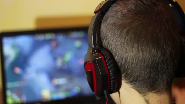 Sports Teenager Spielt Ein Videospiel — Stockvideo