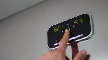 Akıllı termostat. Dokunmatik ekran. Dijital programlanabilir termostat. Kullanıcı sıcaklık ayarlar. Bir ev Isıtma denetleme. Enerji tasarrufu