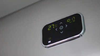 Su ısıtıcı. Dokunmatik kontrol paneli. Dokunmatik ekranlı programlanabilir kazan