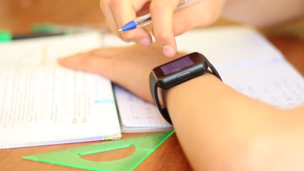 Undervisning Med Smart Watch Klocka Learning Med Smart Watch Enhet — Stockvideo