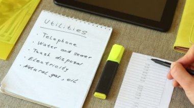 Ev bütçeleme. Hizmet programları. Yardımcı programı aylık giderleri: telefon, su ve kanalizasyon, çöp bertaraf, elektrik, doğal gaz, petrol. Kişisel Bütçe Kategoriler