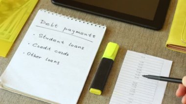 Aile borç ödeme listesi. Aylık bütçe planı. Borç ödemeleri: öğrenci kredileri, kredi kartları ve diğer krediler