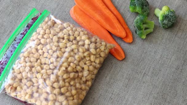 Bolsas Verduras Congeladas Para Preparar Blanquear Congelar Verduras Jardín Bayas — Vídeo de stock