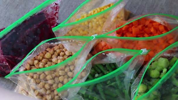 塑料拉链袋的冷冻蔬菜 冷冻蔬菜是一种快速而容易的食物保存方式 大多数农作物 如芦笋 花椰菜 — 图库视频影像