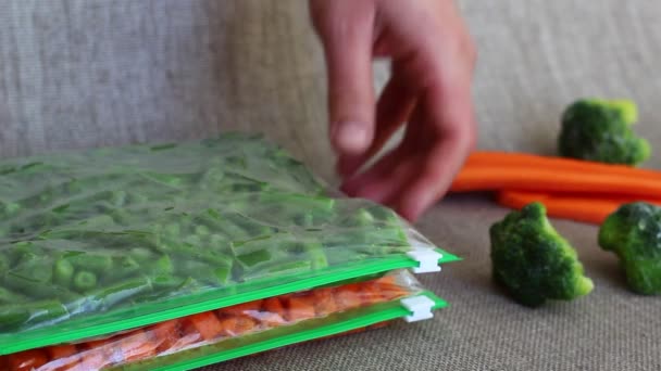 Gefriertruhe Gemüse Zum Einfrieren Verpacken — Stockvideo