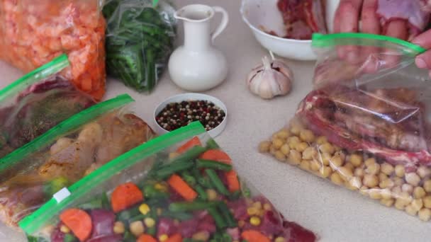 全体の家族のための食事レシピを冷凍庫の月 スパイスのラムチョップは ひよこ豆で 一ヶ月前冷凍庫食事を作る — ストック動画