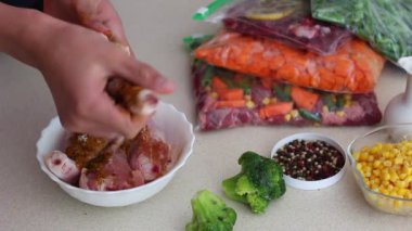 Hazırlama ve planlama öncesinde, toplu olarak satın almak ve sıfırdan pişirme daha az yemek ve daha fazla tasarruf için tüm yolları vardır