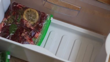 Ev yapımı yemekler ile çorap dondurucu. Yemek planlama. Plastik dondurucu torbaları