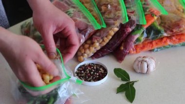 Crockpot dondurucu yemek. Tavuk göğsü ve sebze. Yapmak önceden dondurulmuş yemek zamandan ve paradan tasarruf