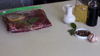 Paket yemek ve donma sonrası için. Hazırlama ve planlama öncesinde, toplu olarak satın almak ve sıfırdan pişirme daha az yemek ve daha fazla tasarruf için tüm yolları vardır