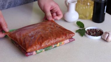 Paket yemek ve donma sonrası için. Hazırlama ve planlama öncesinde, toplu olarak satın almak ve sıfırdan pişirme daha az yemek ve daha fazla tasarruf için tüm yolları vardır