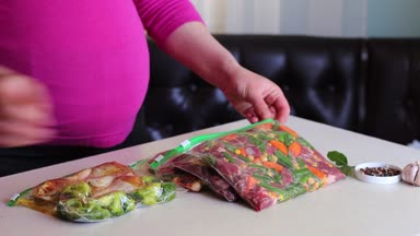 Bebek gelmeden önce derin dondurucu yemek. Dondurucu yemek. Ziploc çanta