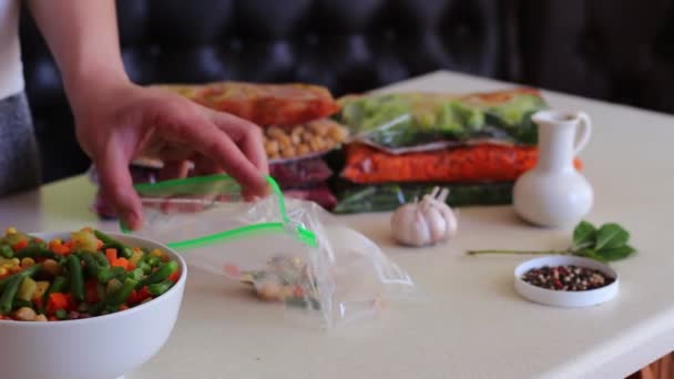 凍結のため野菜をパッキング 冷凍庫の安全バッグ 冷凍庫の健康的な食事 — ストック動画