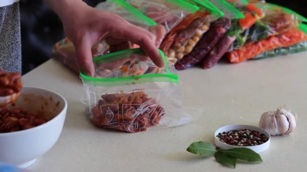 Congelación Alimentos Cocinados Para Futuras Comidas Cocinar Empaquetar Comidas Bolsas — Vídeo de stock