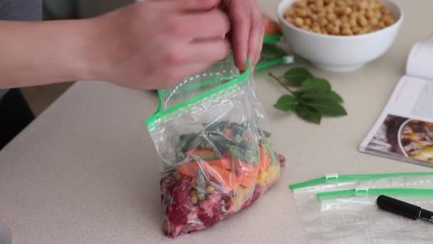 冷冻锅炖牛肉 自制的冷冻餐 在婴儿到来之前冻结膳食 — 图库视频影像