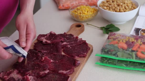 牛肉のステーキ 一ヶ月前冷凍庫食事を作る — ストック動画