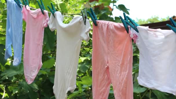 Bebé Llevar Aire Libre Jardín Ropa Para Niños Secándose Tendedero — Vídeos de Stock