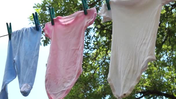 Μωρό Πλυντήριο Κρέμεται Στο Σχοινί Καθαρίστε Την Εξωτερική Άπλωμα Ρούχα — Αρχείο Βίντεο
