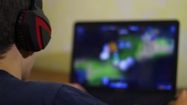 Bir adam bir E-oyun oynuyor. Video oyun. ESports bağımlılığı