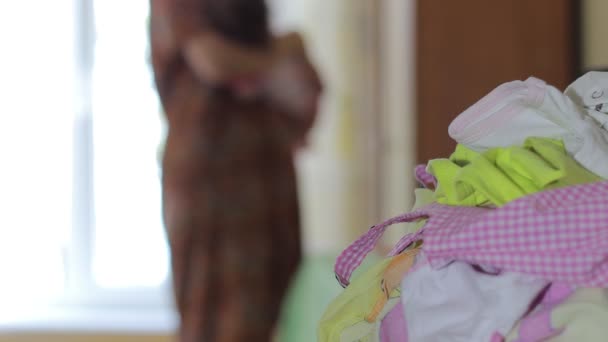 处理家务 家务和照顾新生儿 — 图库视频影像