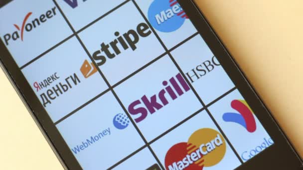オンライン決済システム Skrill を適用します トップ金融サービスの銀行の企業 スマート フォンの画面上のロゴ — ストック動画