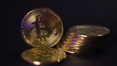 Bitcoin cryptocurrency. Bitcoins incelemesi. Bitcoin bir dünya çapında cryptocurrency ve dijital ödeme sistemi var. Siyah arka plan