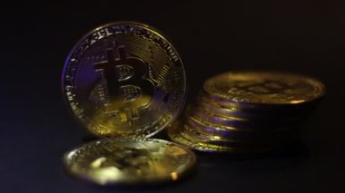 Bitcoin cryptocurrency. Bitcoins incelemesi. Bitcoin bir dünya çapında cryptocurrency ve dijital ödeme sistemi var. Siyah arka plan