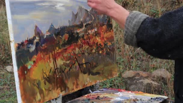 プロの芸術家は 油絵の具を使用してキャンバス上の画像を描画します 風景油絵 秋のブドウ畑 — ストック動画
