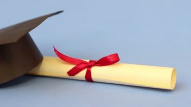 Eğitim kavramı. İzole mezuniyet kep ve diploma dolly vurdu