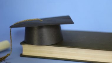 Öğrenme kavramı. İzole mezuniyet kep ve diploma dolly vurdu