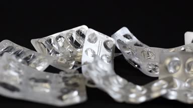 Boş blister paketleri için ilaç. İlaç tablet ve siyah arka plan üzerine hap boş kabarcıklar yığın yığını