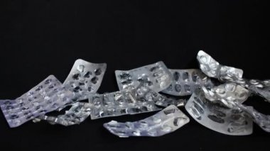 İlaç tablet ve siyah arka plan üzerine hap boş kabarcıklar yığın yığını