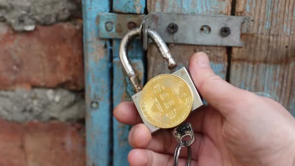 Концепция Безопасности Bitcoin Закрывает Замок Холодильное Хранилище Криптовалют Технология Bitcoin — стоковое видео