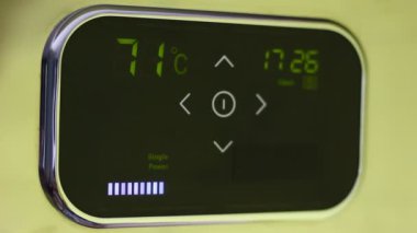 Akıllı ev termostat. Akıllı telefon, tablet veya aygıtlar için app kullanarak dizüstü ev konfor uzaktan denetleme