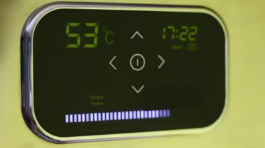 Programlama, dokunmatik ekrana sahip akıllı wifi termostat. Isıtma ve soğutma en iyi duruma getirme