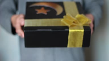 Bayram hediye paketi. Bir Müslüman bir hediye kutusu verir