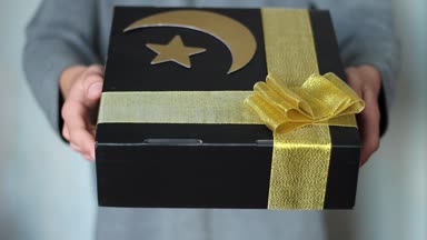 Müslümanlar Ramazan hediyesi. İslam tasarım. Bir adam Müslüman bir tatil için bir hediye verir