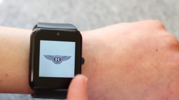 Utilizzo Dispositivo Smart Watch Logos Delle Case Automobilistiche Bmw Bentley — Video Stock