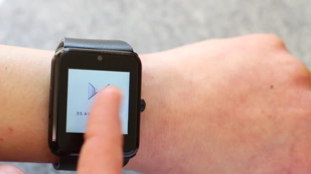 Met Behulp Van Een Smart Watch Apparaat Logo Van Autofabrikanten — Stockvideo