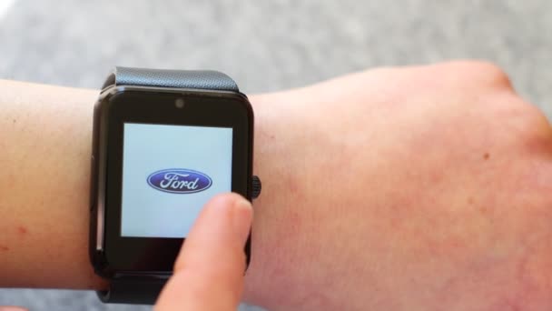 Met Behulp Van Een Smart Watch Apparaat Beste Autofabrikanten Wereld — Stockvideo