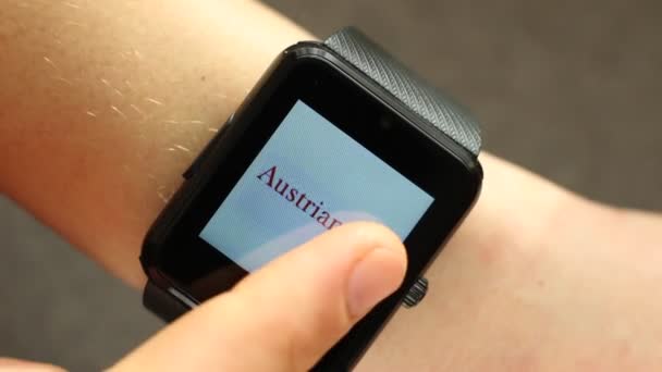 Använda Smart Watch Enhet Världens Bästa Flygbolag British Airways Austrian — Stockvideo