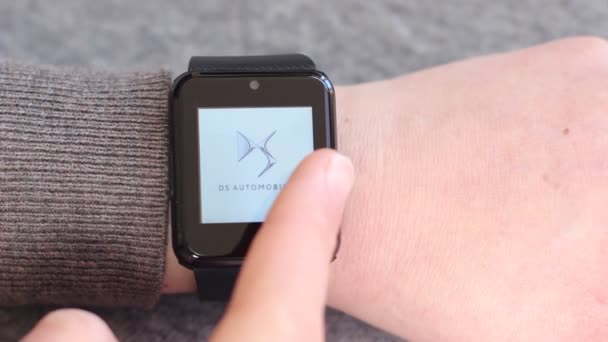 Met Behulp Van Een Smart Watch Apparaat Beste Autofabrikanten Wereld — Stockvideo