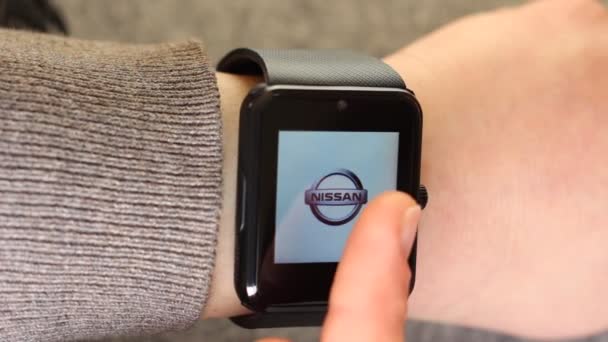 Pomocą Urządzenia Smart Watch Popularne Marki Logo Samochodu Mini Nissan — Wideo stockowe