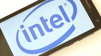 Logolar smartphone ekranında. Intel, Louis Vuitton, IBM, H ve M, Google, Ge, Disney