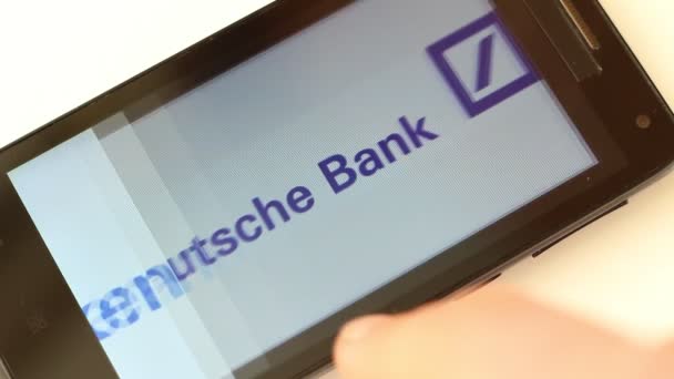 Top Europäische Banken Auf Dem Smartphone Bildschirm Globale Finanzdienstleistungsunternehmen Hsbc — Stockvideo
